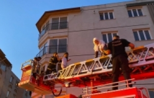 Hatay'da 5 katlı binada çıkan yangında mahsur kalan 25 kişi kurtarıldı