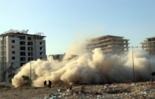Hatay'da ağır hasarlı 10 katlı bina kontrollü şekilde yıkıldı