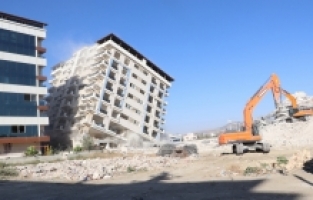 Hatay'da ağır hasarlı 9 katlı bina kontrollü şekilde yıkıldı