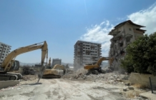 Hatay'da ağır hasarlı binaların yıkımı sürdü