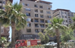 Depremlerde hasar alan boş binada çıkan yangın söndürüldü