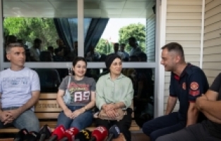 Hatay'da enkaz altından çıkarılan anne ve kızı, kendilerini kurtaran ekiple buluştu