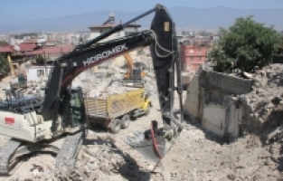 Hatay'da enkaz arasındaki bir evde çıkan yangın söndürüldü