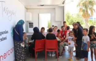 Hatay'da “Sağlık ve Sevgi Tırı“nda depremzede çocukların göz taraması yapılıyor