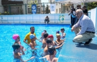 Mersin'de çocuklar portatif havuzda yüzme öğreniyor