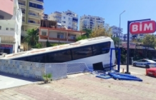 Mersin'de park halindeyken hareket eden otobüs, otomobile çarpıp markete girdi