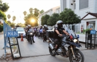 Mersin'de şafak operasyonunda çeşitli suçlara karışan 14 zanlı yakalandı