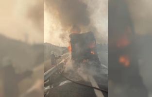 Mersin'de seyir halindeki tır yandı