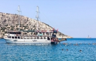 Mersin'de tatilciler tekne turlarıyla mavi koylarda serinliyor