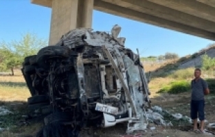 Mersin'de viyadükten devrilen kamyonetteki 3 kişi yaralandı