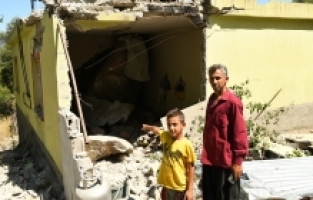 Deprem nedeniyle evine kaya düşen yaşlı kadın: Yaşadığıma şükrettim