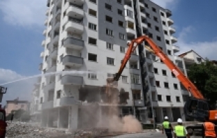 Osmaniye'deki ağır hasarlı binaların yıkımı 1,5 ay içinde tamamlanacak
