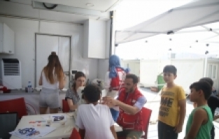 “Sevgi ve sağlık tırı projesi“ ile depremzede çocuklara göz taraması