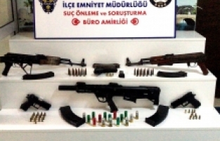 Adana'da bir evde çok sayıda silah ele geçirildi