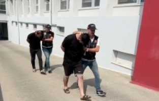 Adana'da berberde ve otomobilde uyuşturucu bulundu