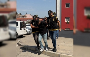 Adana'da bir kişinin otomobilini gasbeden 4 zanlı tutuklandı
