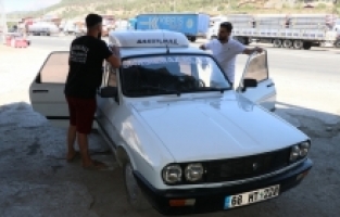 Adana'da sıcaktan bunalan esnaf 1991 model aracına klima taktı