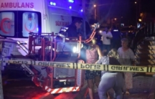 Adana'da yangın çıkan apartmandaki 20 kişi dumandan etkilendi