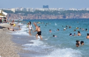 Antalya'da sahillerde yoğunluk oluştu