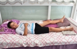 Antalya'da sahipsiz köpeklerin saldırısına uğrayan çocuğun ailesi tedbir alınmasını istiyor