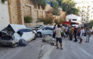 Antalya'da 11 araca çarparak devrilen beton mikserinin şoförü yaralandı