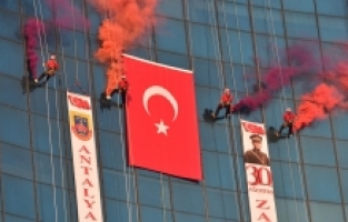 Antalya’da JAK Timi halatla sarktıkları 21 katlı binada Türk bayrağı açtı