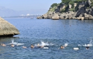 Antalya'da kadınların spora teşvik edilmesi için su jimnastiği kursu düzenlendi