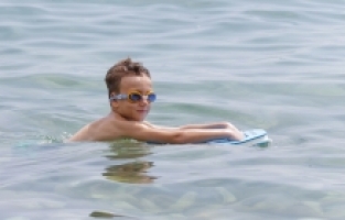 Antalya'da serinlemek isteyenler sahil ve mesire alanlarını doldurdu