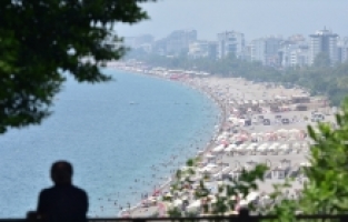 Sıcak hava ve nemden bunalanlar sahillerde yoğunluk oluşturdu