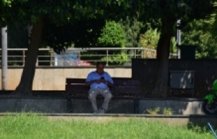 Antalya'da sıcak hava ve yüksek nem oranı nedeniyle caddeler boş kaldı