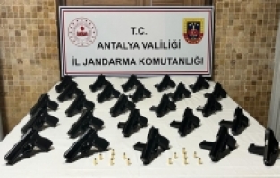 Antalya'da silah kaçakçılığı operasyonunda 2 zanlı yakalandı