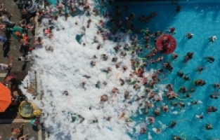 Antalya'da turistler sıcak havada havuza atılan buzlarla serinledi