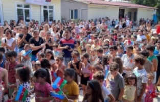 Azerbaycan'dan Hatay'daki depremzede öğrencilere kırtasiye yardımı
