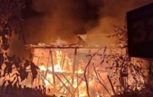 Burdur'da iki katlı ahşap evde çıkan yangın söndürüldü