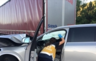 Burdur'da trafik kazası geçiren şarkıcı Tan Taşçı ve yanındaki iki kişi yaralandı