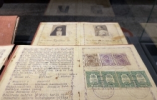 Dede ve ninesinin 92 yıllık tarihi evlilik sözleşmesini müzeye bağışladı