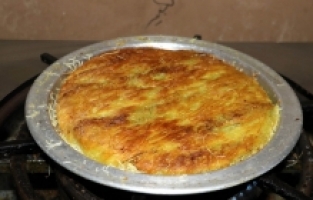 Depremde iş yeri hasar gören künefeci, tescilli tatlıyı konteynerde hazırlıyor