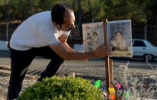 Depremde kaybettiği ailesinin mezarına hediyelerle geliyor