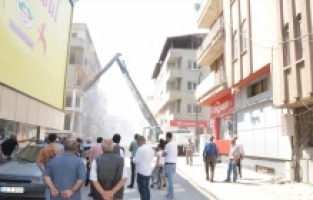 Afşin'de ağır hasarlı binaların yıkımı sürüyor