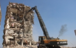 Depremlerden etkilenen Hatay'da ağır hasarlı 5 binanın yıkımı yapıldı