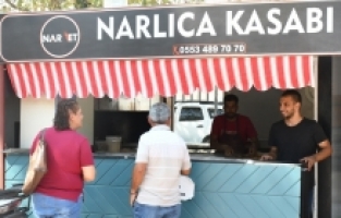 Depremzede esnaf yöresel lezzetleri konteynere taşıdığı tezgahında sunuyor