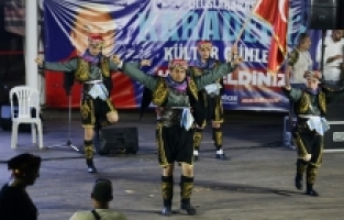 Down sendromlu ve otizmli gençlerin zeybek dansı festivallerde alkış alıyor