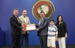 Eski Burdur Valisi Ali Arslantaş'a fahri hemşehrilik beratı verildi