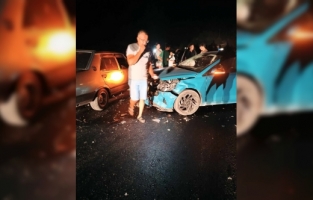 Finike'de 3 aracın karıştığı trafik kazasında 1 kişi yaralandı