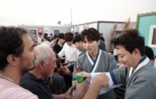 Güney Koreli sanatçılar Kahramanmaraş'ta depremzedelerle bir araya geldi