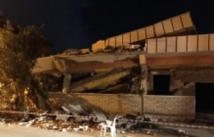 Hatay'da 6 Şubat'taki depremlerde ağır hasar alan bina çöktü