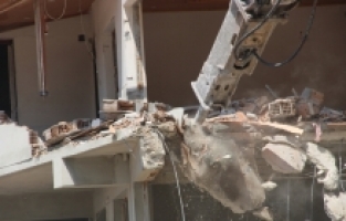 Hatay'da ağır hasarlı 2 bina patlayıcı yardımıyla yıkıldı