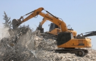 Hatay'da depremde ağır hasar alan binaların yıkımı sürüyor