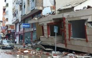 Hatay'da depremlerde hasar alan iki katlı bina çöktü