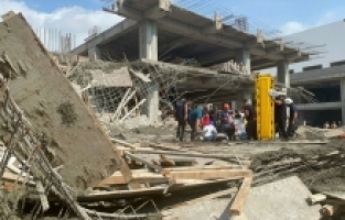 Hatay'da inşaata beton dökümü sırasında çökme sonucu 4 işçi yaralandı